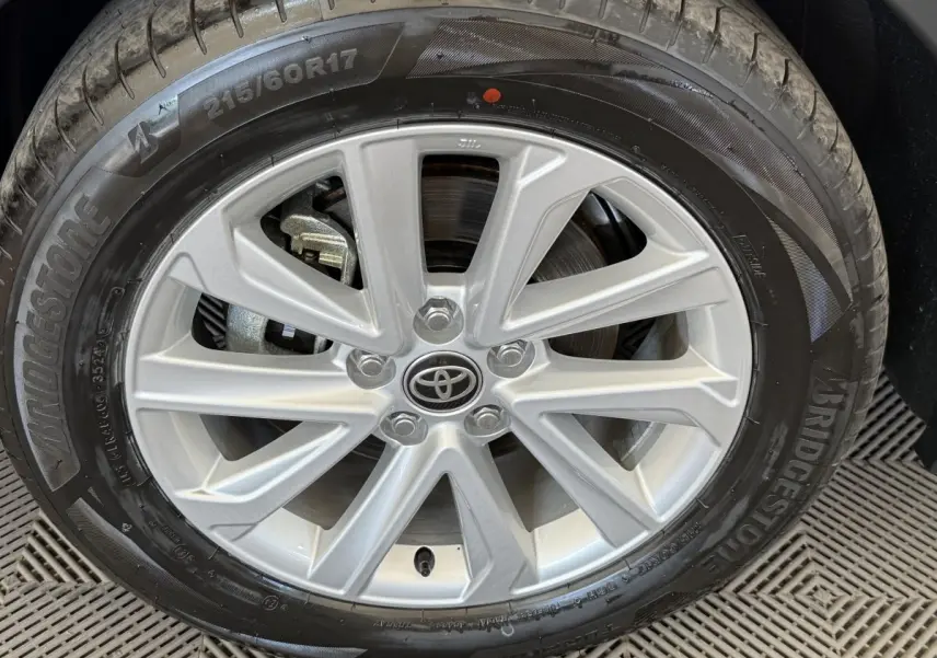 Gros plan sur la jante alliage argentée et pneu Bridgestone du Toyota C-HR blanc 1.8 Hybride 140 Dynamic.
