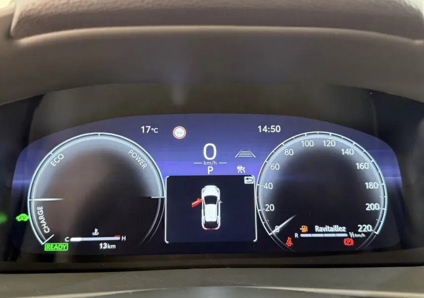 Combiné d'instruments numérique du Toyota C-HR blanc 2024, affichant vitesse, température et alertes au tableau de bord.