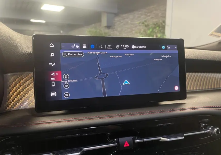 Écran tactile central affichant la navigation dans l'habitacle de l'Alfa Romeo Tonale 2024.