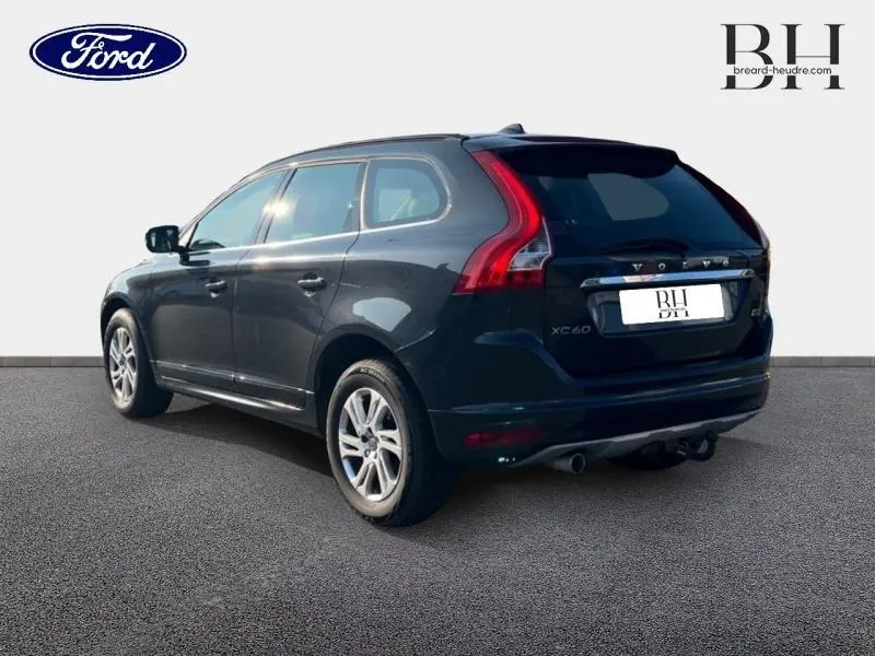 Vue 3/4 arrière droit d'un Volvo XC60 gris Savile avec feux arrière LED en forme de L et jantes alliage.