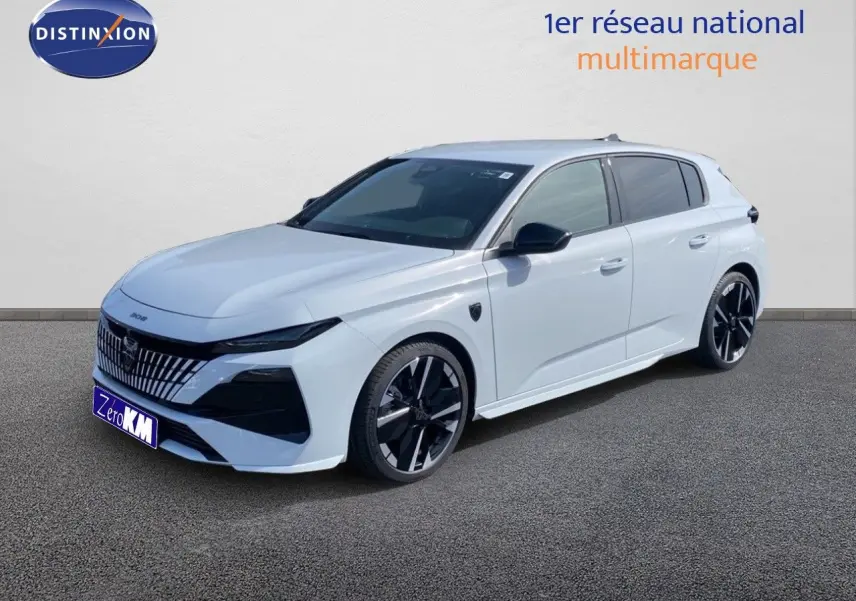 PEUGEOT 308 1.2 HYBRID blanc Okenite métal en 3/4 avant droit avec jantes noires bicolores et calandre distinctive.