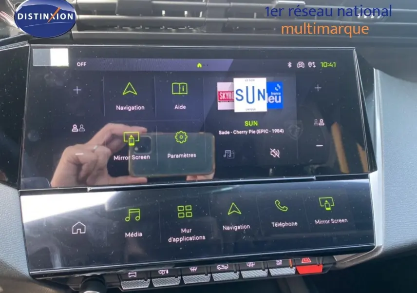 Écran tactile central de la Peugeot 308 blanc Okenite, affichant le menu multimédia et navigation.