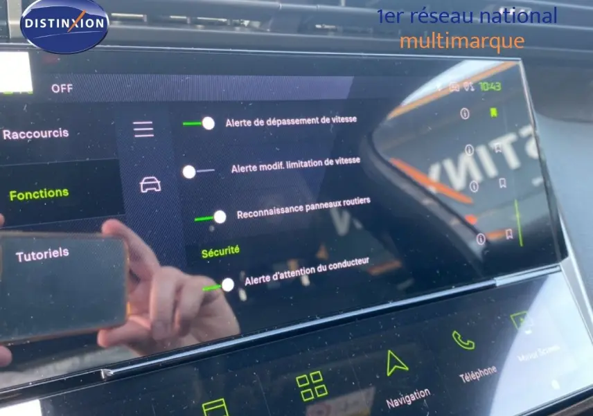 Écran tactile intérieur de la Peugeot 308 blanc Okenite, affichant les réglages d’alerte et sécurité du véhicule.