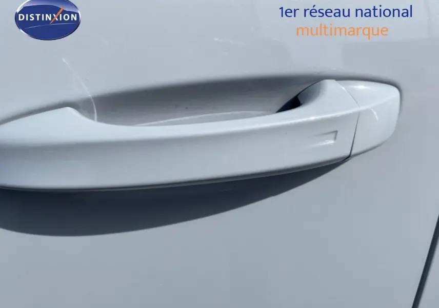 Poignée de porte blanche en gros plan sur une Peugeot 308 1.2 Hybrid 145ch GT 2026, couleur Blanc Okenite Metal.