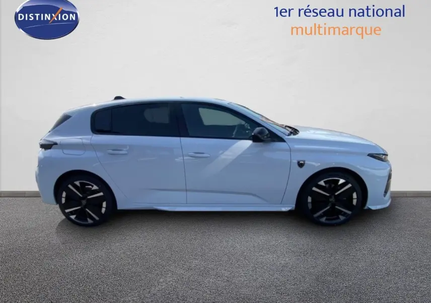 Vue latérale droite d'une Peugeot 308 blanche Okenite Hybrid 145ch GT avec jantes noires distinctives.