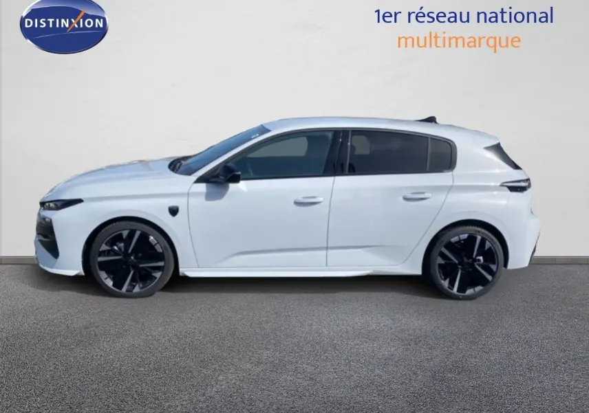 Peugeot 308 1.2 Hybrid 145ch GT blanc Okenite métal vue de profil côté gauche, jantes noires distinctives.