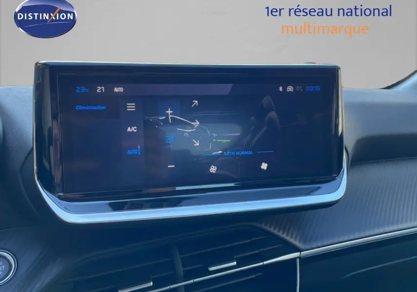 Écran tactile central de la Peugeot 208 Hybrid 110ch Allure 2026, affichant les réglages de climatisation.
