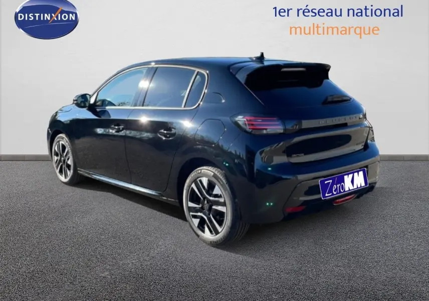 Peugeot 208 Hybrid noir perla metal vue 3/4 arrière droit, jantes alliage et feux arrière LED distinctifs.