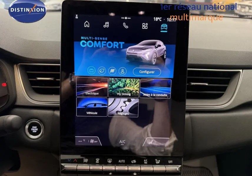 Écran tactile central du tableau de bord du Renault Captur gris cassiopée, affichant le mode confort et les options de conduite.