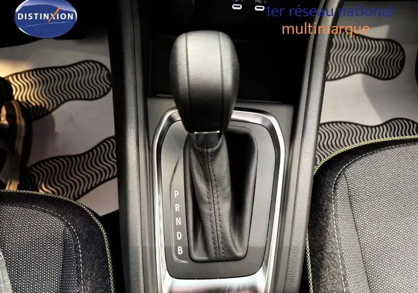 Le levier de vitesses automatique en cuir noir du Renault Captur gris Cassiopée, vue rapprochée de la console centrale.