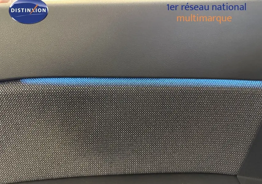 Vue intérieure du panneau de porte avant gauche du Renault Captur gris cassiopée métal avec bande bleue décorative.
