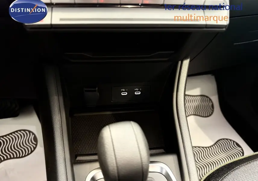 Gros plan sur la console centrale et levier de vitesse du Renault Captur gris Cassiopée 2025, intérieur moderne et épuré.