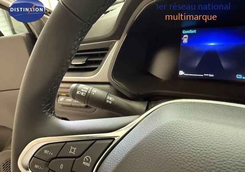 Vue rapprochée du volant et du tableau de bord numérique du Renault Captur gris Cassiopée, affichage mode Comfort visible.