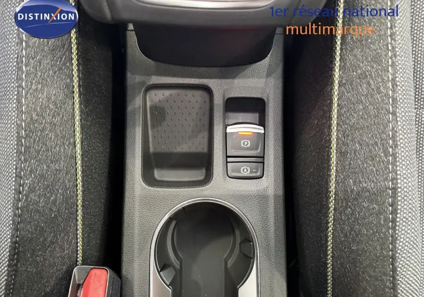 Gros plan sur la console centrale avec porte-gobelet et boutons de frein à main électronique du Renault Captur gris.