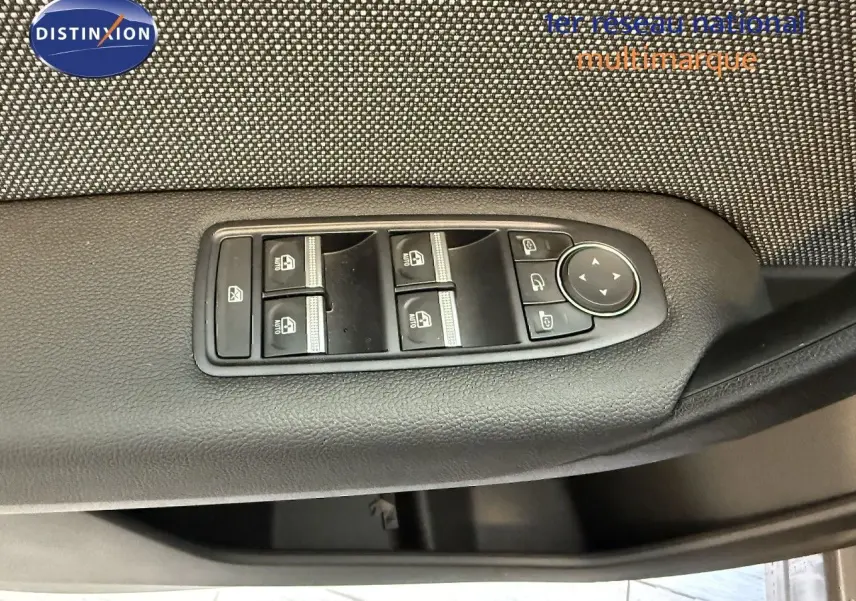 Panneau de commandes des vitres électriques et réglages des rétroviseurs côté conducteur d’un Renault Captur gris Cassiopée 2025.