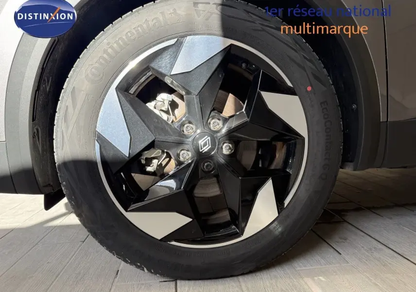 Gros plan sur la roue avant droite du Renault Captur gris cassiopée métal avec jante noire et argentée en 18 pouces.