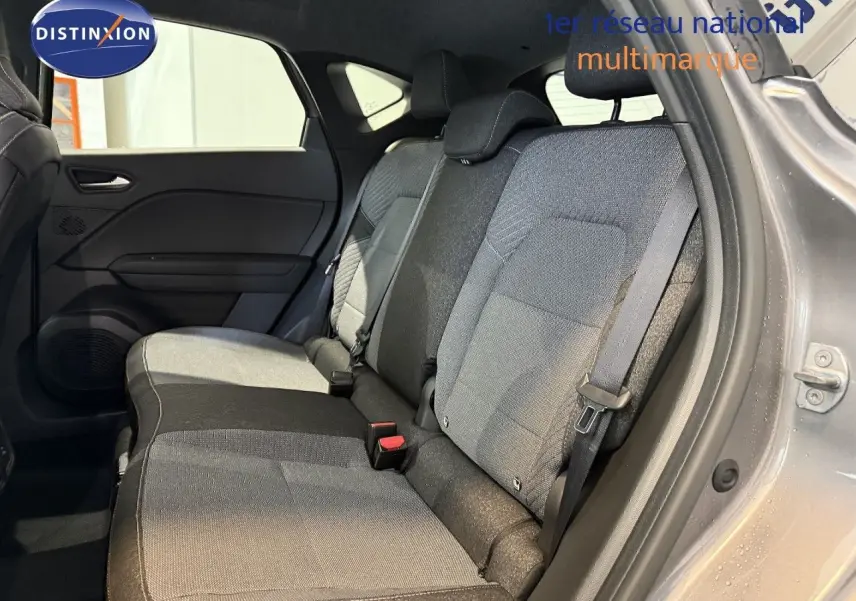 Vue intérieure côté droit sur les sièges arrière gris clair et foncé du Renault Captur 2025 gris Cassiopée métal.