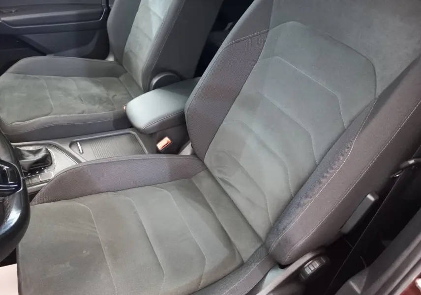 Vue rapprochée des sièges avant gris et console centrale du Volkswagen Tiguan Allspace marron 2018.