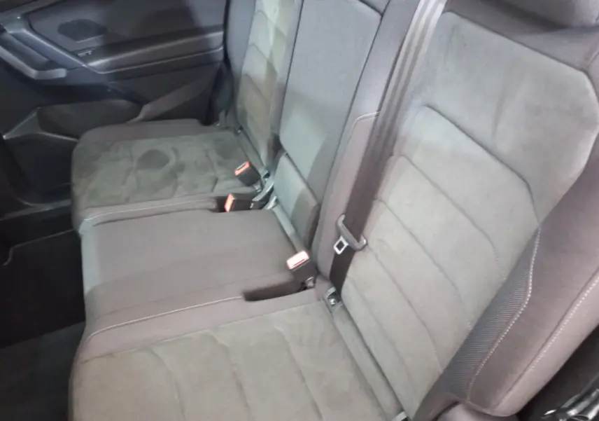 Vue intérieure côté droit sur la banquette arrière grise du Volkswagen Tiguan Allspace 2018 avec ceinture de sécurité visible.