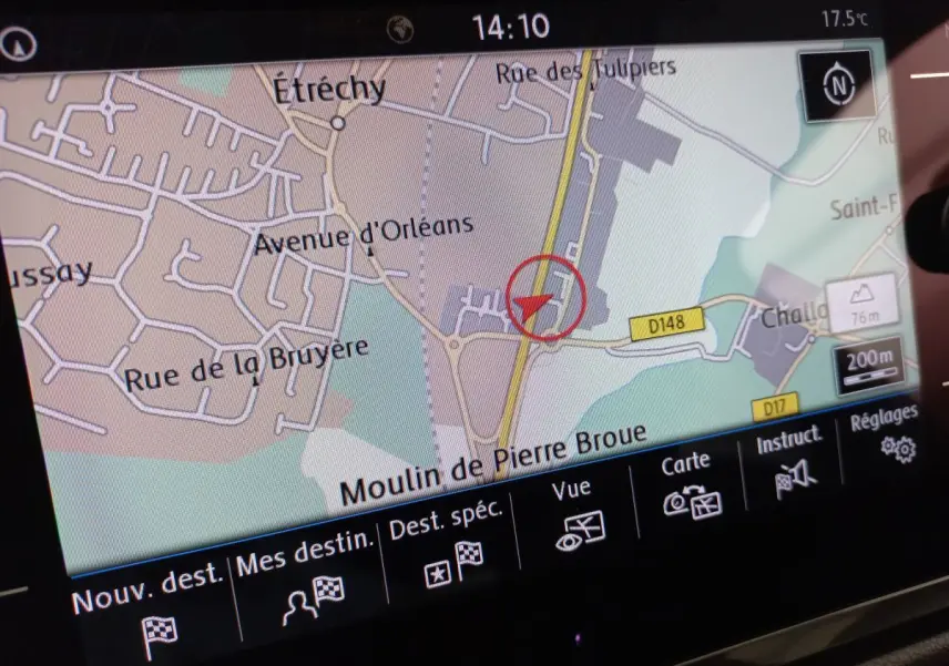 Écran tactile de navigation du Volkswagen Tiguan Allspace 2018 affichant une carte détaillée en intérieur.