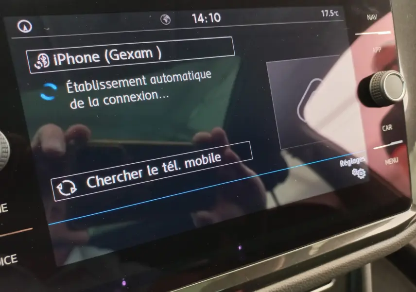 Écran tactile central du Volkswagen Tiguan Allspace 2018 affichant la connexion Bluetooth d’un iPhone