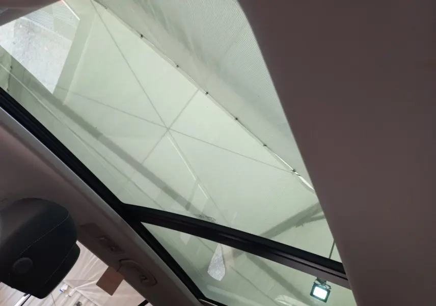 Toit ouvrant panoramique vue de l'intérieur arrière du Volkswagen Tiguan Allspace marron 2018
