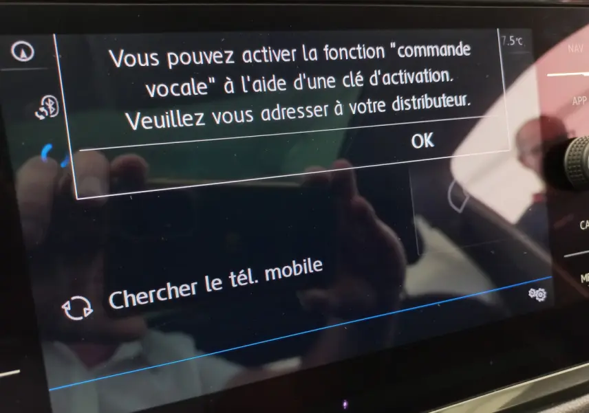 Écran tactile du système multimédia du Volkswagen Tiguan Allspace affichant une notification de commande vocale.