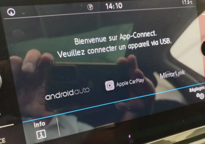 Écran tactile central du Volkswagen Tiguan Allspace 2018 affichant la connexion App-Connect USB