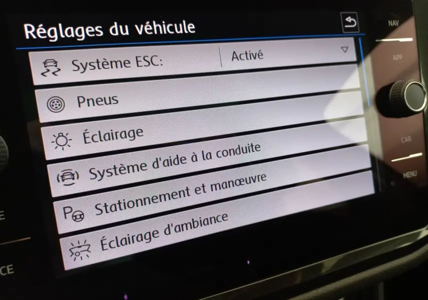 Écran tactile du tableau de bord du Volkswagen Tiguan Allspace 2018 montrant les réglages d'aide à la conduite.