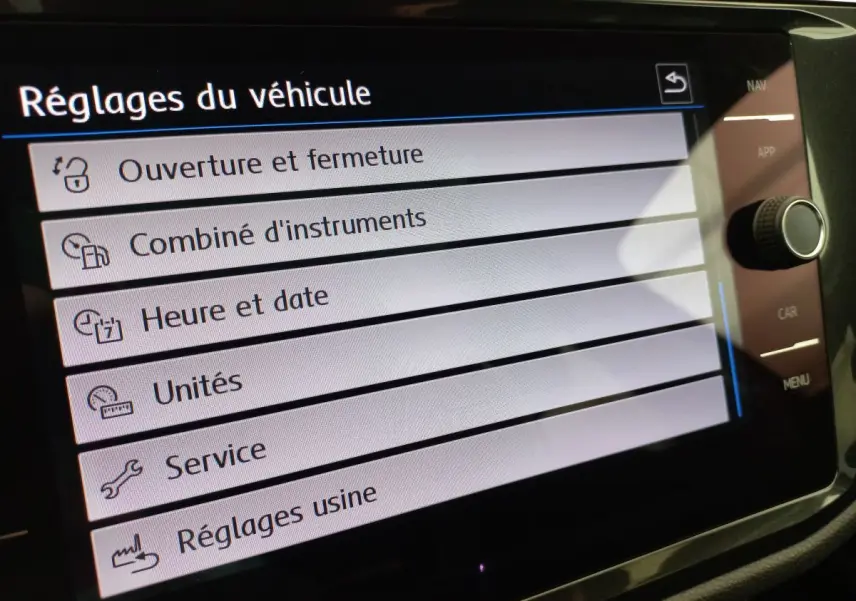 Écran tactile central du Volkswagen Tiguan Allspace 2018 affichant le menu Réglages du véhicule.