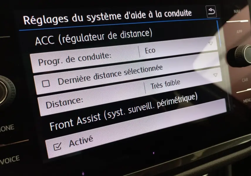 Écran tactile du système d'aide à la conduite du Volkswagen Tiguan Allspace 2018 affichant les réglages du régulateur de distance.