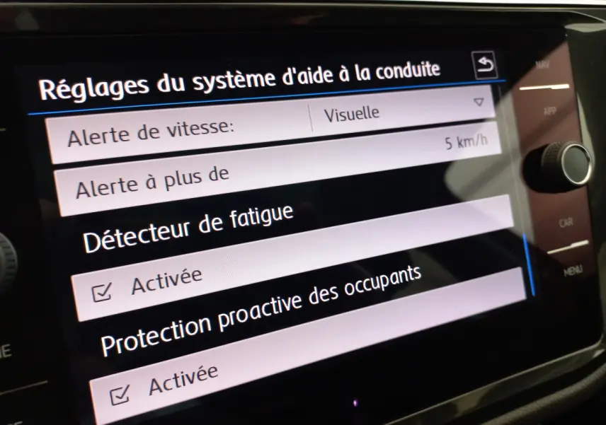 Écran tactile du système d'aide à la conduite du Volkswagen Tiguan Allspace, affichant les réglages de sécurité.
