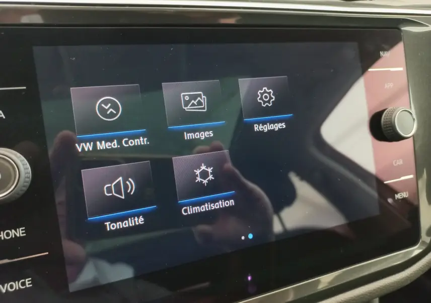 Écran tactile central du Volkswagen Tiguan Allspace 2018 affichant les options médias, images, réglages, tonalité et climatisation.