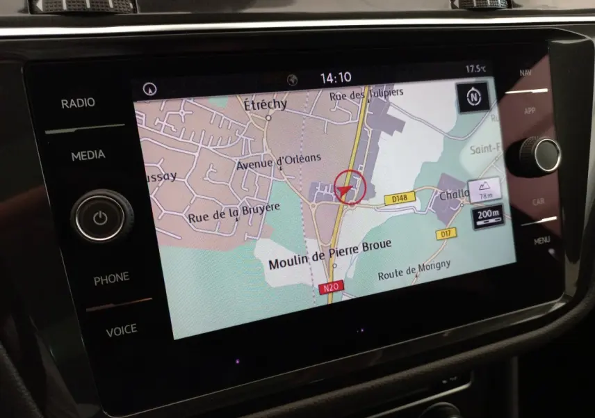 Écran tactile central du Volkswagen Tiguan Allspace 2018 affichant la navigation GPS en plan rapproché.