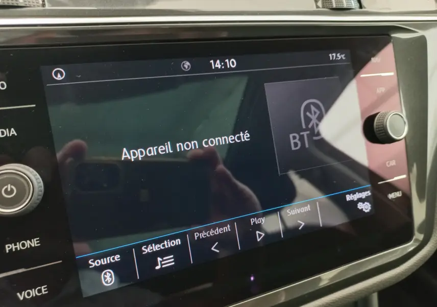 Écran tactile central du Volkswagen Tiguan Allspace 2018 affichant "Appareil non connecté" en intérieur noir.