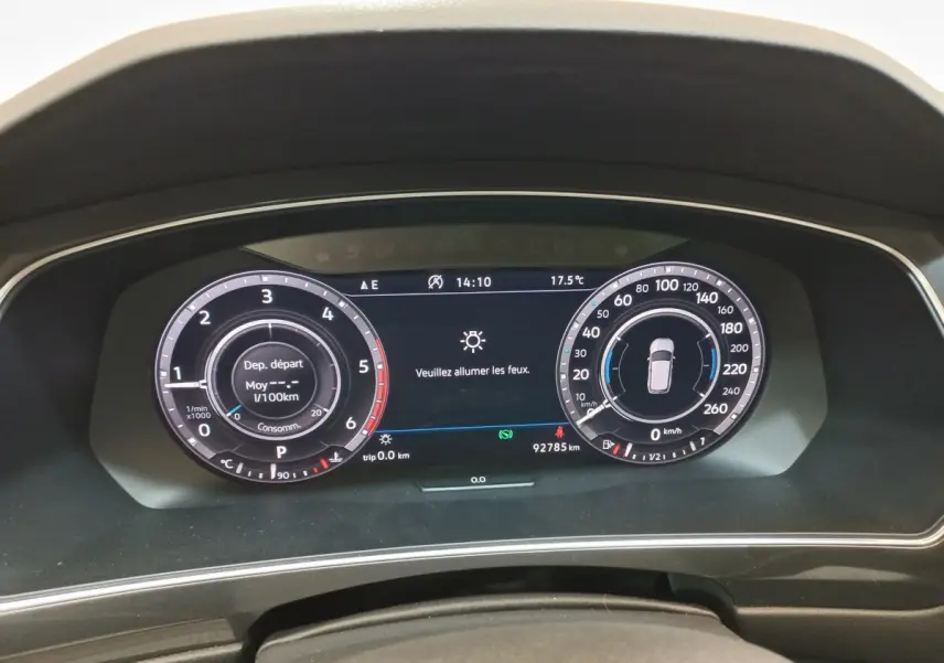 Tableau de bord numérique du Volkswagen Tiguan Allspace 2018 affichant la vitesse et la consommation, vue frontale rapprochée.