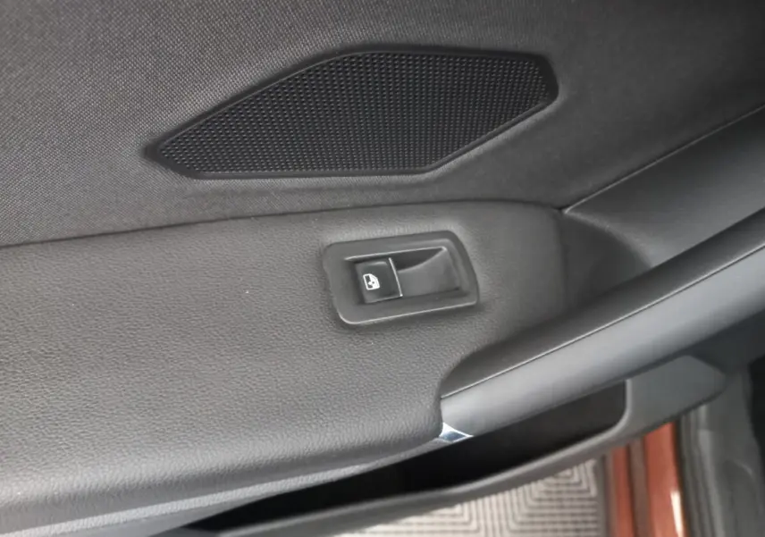 Détail de la poignée intérieure côté droit marron du Volkswagen Tiguan Allspace 2018 avec bouton de verrouillage des portes.