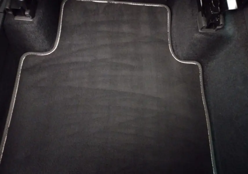 Tapis de sol noir avec surpiqûres blanches dans l'habitacle du Volkswagen Tiguan Allspace 2018 vue rapprochée au sol