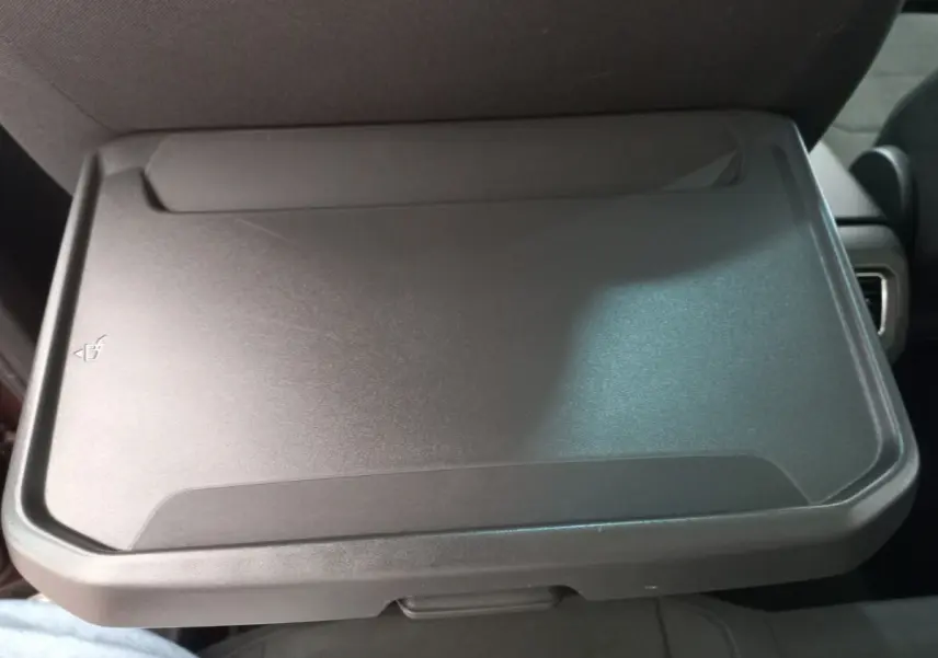 Plateau rabattable noir installé sur le dossier d'un siège arrière du Volkswagen Tiguan Allspace 2018.
