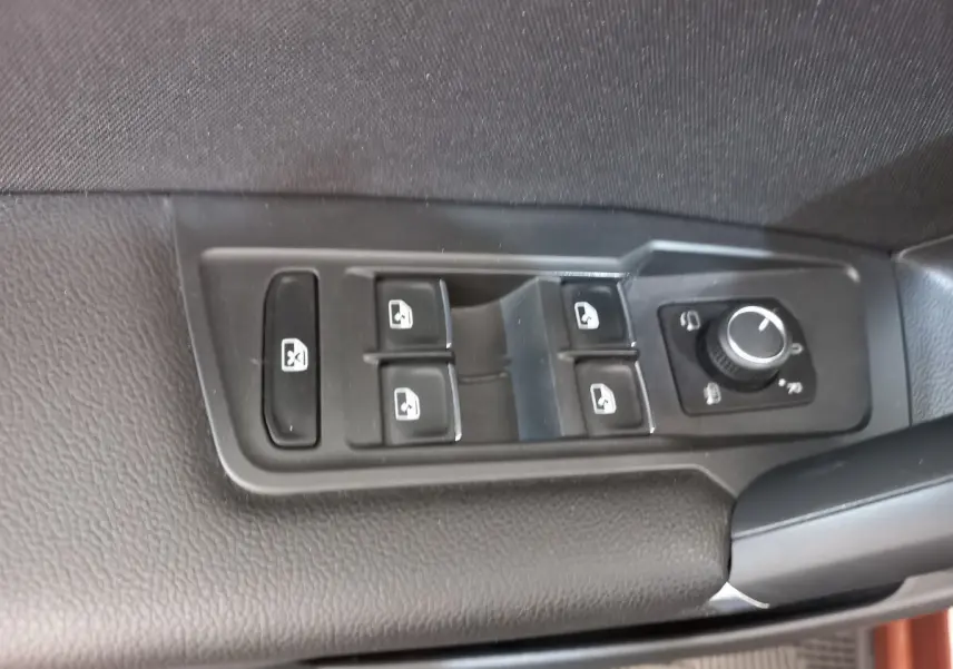 Commande des vitres et réglage des rétroviseurs côté conducteur du Volkswagen Tiguan Allspace marron 2018.