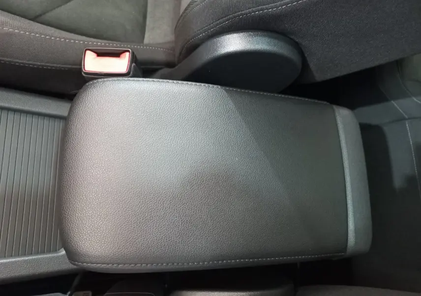 Gros plan sur l'accoudoir central en cuir noir entre les sièges avant du Volkswagen Tiguan Allspace marron 2018.