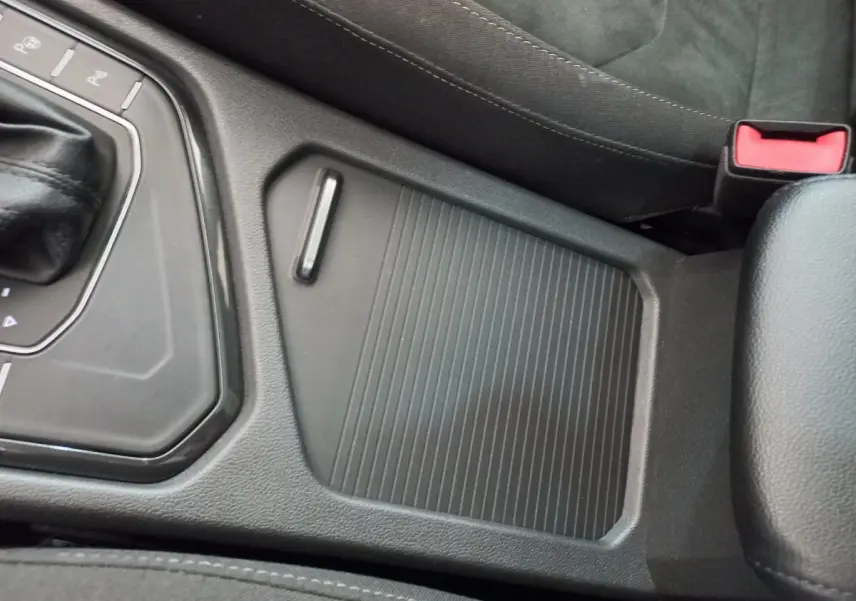 Détail de la console centrale noire du Volkswagen Tiguan Allspace 2018 avec levier de vitesses et accoudoir cuir.