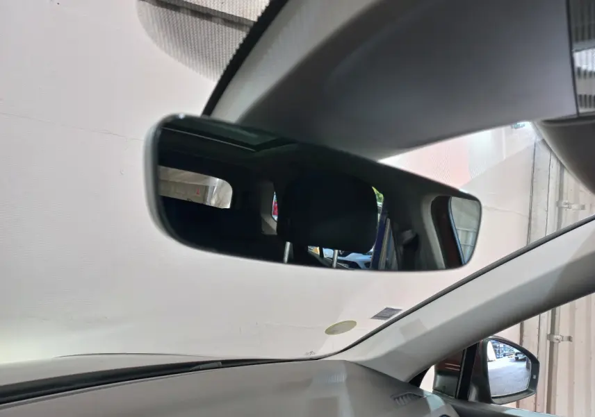 Vue intérieure du Volkswagen Tiguan Allspace 2018 marron, miroir intérieur et rétroviseur côté droit visibles.