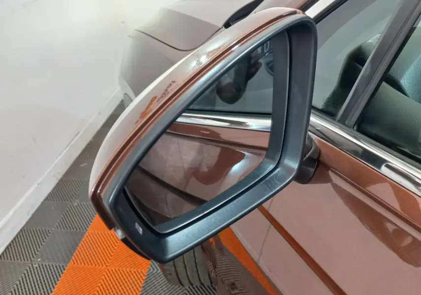 Rétroviseur côté gauche marron du Volkswagen Tiguan Allspace 2018, avec carrosserie et pneu partiellement visibles.