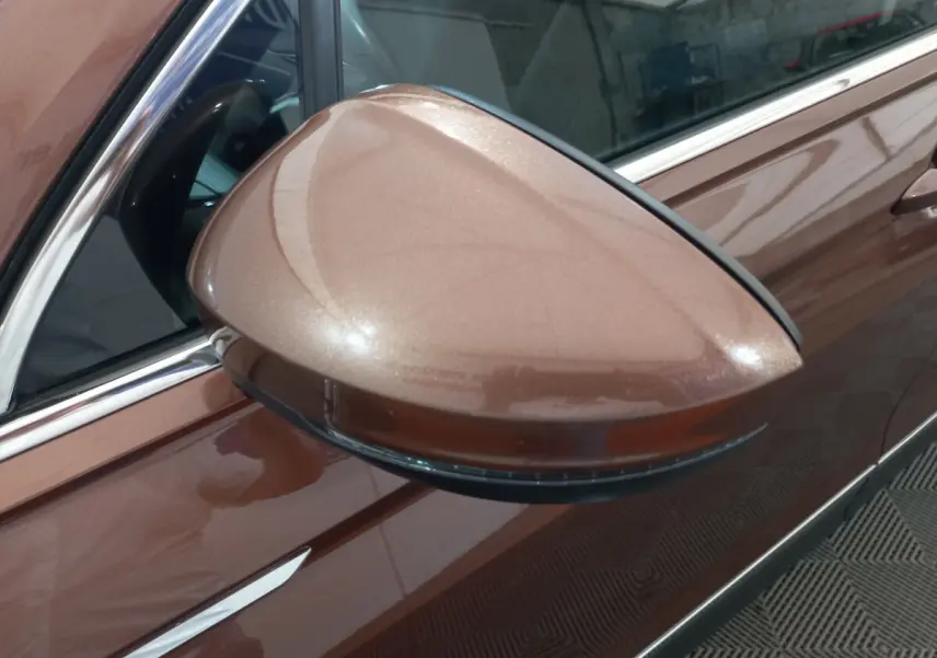 Rétroviseur côté gauche marron métallisé du Volkswagen Tiguan Allspace 2018 avec clignotant intégré visible.
