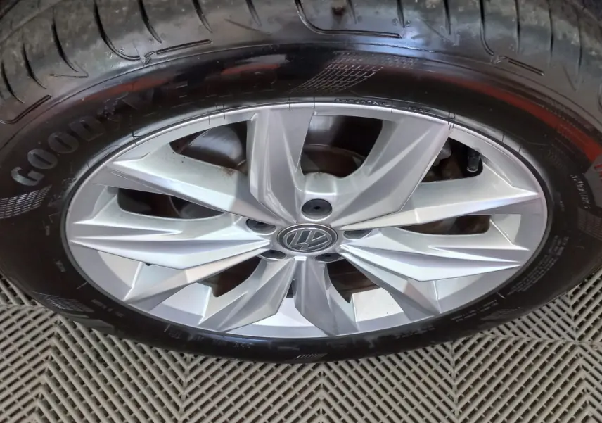 Gros plan sur la jante argentée Volkswagen avec pneu Goodyear, détail du modèle Tiguan Allspace 2018 marron.