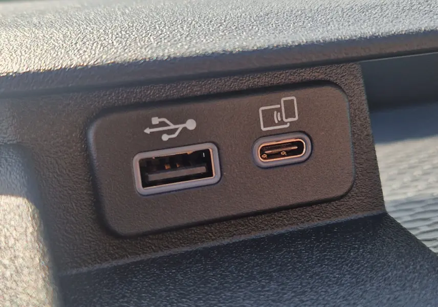 Gros plan sur les ports USB-A et USB-C intégrés dans la console intérieure du véhicule Iveco Daily Chassis Cabine blanc.