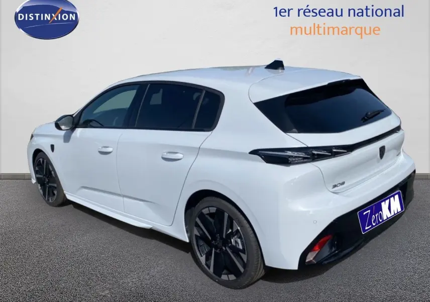 Peugeot 308 hybride blanche vue en 3/4 arrière droit, avec jantes noires et vitres teintées.