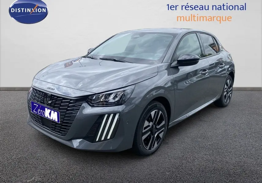 Peugeot 208 Hybrid gris sélénium métal vue 3/4 avant droit avec feux LED et jantes alliage noires.