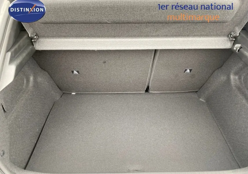Coffre ouvert vu de face d'une Peugeot 208 Hybrid 110ch gris selenium metal, montrant un espace de chargement propre et spacieux.